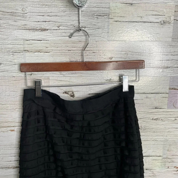 Banana republic size 2 black ruffle  pencil skirt - Picture 8 of 8